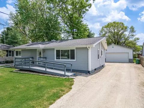 304 W Hortense Dr, Kirkland, IL 60146