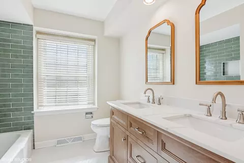 Bath - 2028 Creekside Dr, Wheaton, IL 60189 photo 2 of 3