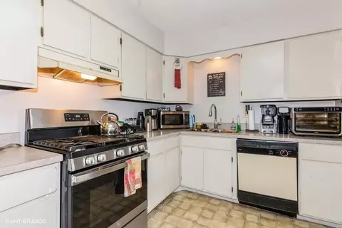 Kitchen - 214 E Bailey Rd #J, Naperville, IL 60565 photo 2 of 3