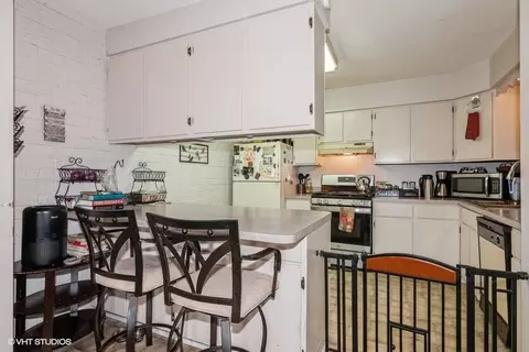 Kitchen - 214 E Bailey Rd #J, Naperville, IL 60565 photo 1 of 3