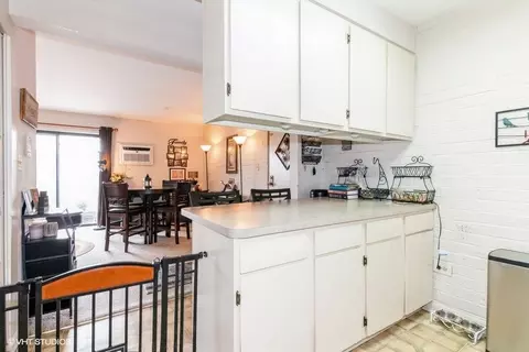 Kitchen - 214 E Bailey Rd #J, Naperville, IL 60565 photo 3 of 3