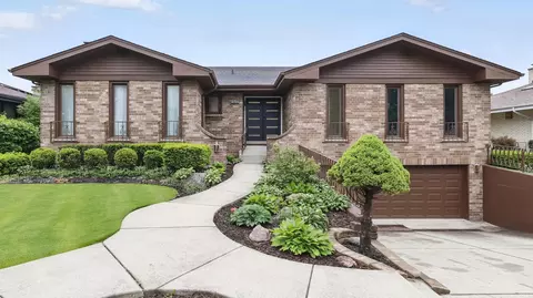 2819 S Briarwood Dr W, Arlington Heights, IL 60005