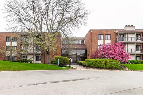 3070 Pheasant Creek Dr #104, Northbrook, IL 60062