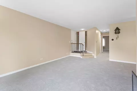 Living - 1044 Creekside Ct #2A, Wheeling, IL 60090 photo 2 of 3