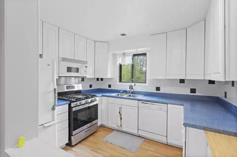 Kitchen - 1044 Creekside Ct #2A, Wheeling, IL 60090 photo 2 of 3