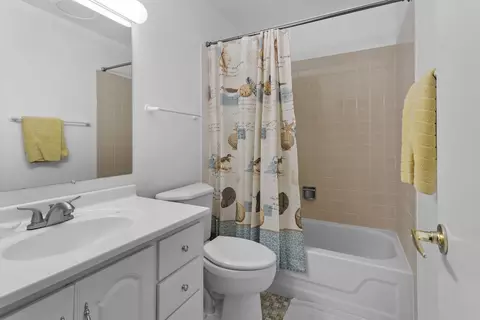 Bath - 1044 Creekside Ct #2A, Wheeling, IL 60090 photo 2 of 3