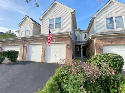 858 Mckenzie Station Dr, Lisle, IL 60532