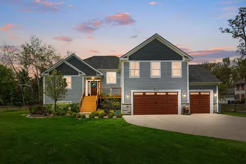 589 Quassey Ave, Lake Bluff, IL 60044