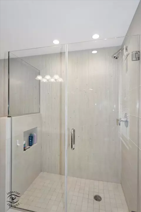 Bath - 616 E Hillside Ave, Barrington, IL 60010 photo 3 of 5