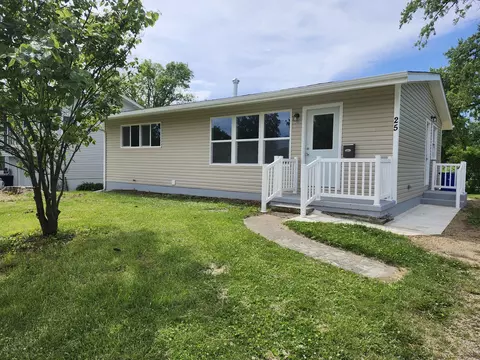 25 Ridge Lane Dr, Decatur, IL 62521