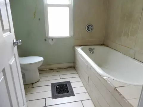 Bath - 746 N Schuyler Ave, Kankakee, IL 60901 photo 2 of 2