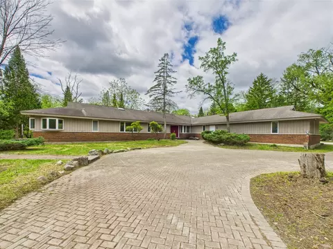 18 Alexandra Dr, Libertyville, IL 60048