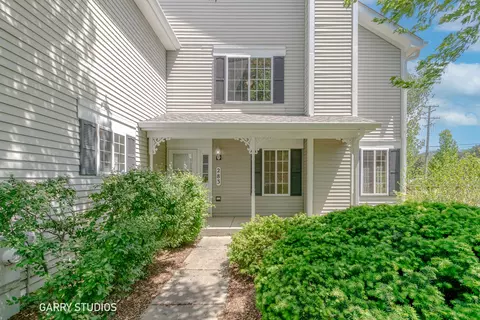 283 Sandhurst Ln, South Elgin, IL 60177