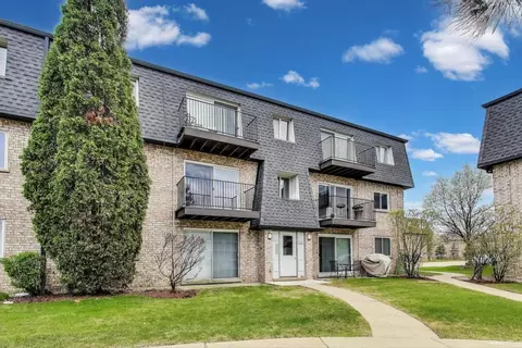 9440 Bay Colony Dr #2E, Des Plaines, IL 60016