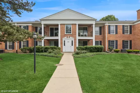 565 Shorely Dr #202, Barrington, IL 60010