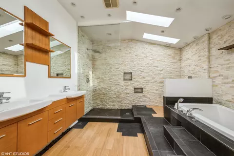 Bath - 489 Good Ave, Des Plaines, IL 60016 photo 1 of 3