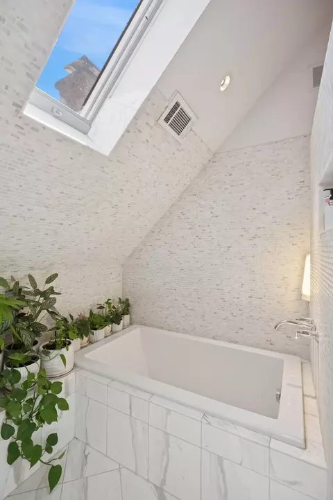 832 W Wolfram St, Chicago, IL 60657 photo 39