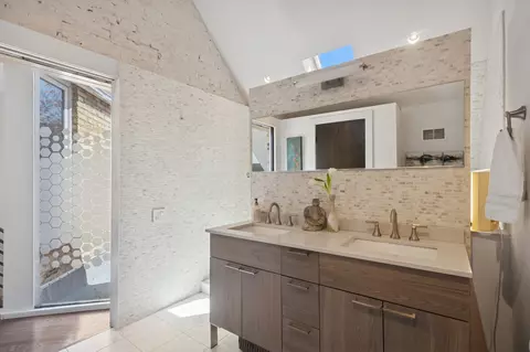 832 W Wolfram St, Chicago, IL 60657 photo 37