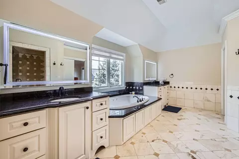 Bath - 349 Home Ave, Itasca, IL 60143 photo 3 of 6