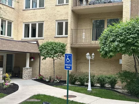 6430 W Belle Plaine Ave #211, Chicago, IL 60634