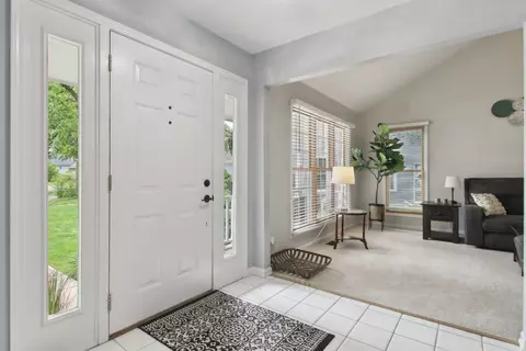 1034 Willoby Ln, Elgin, IL 60120 photo 3