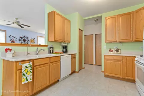 Kitchen - 17016 Delevan St, Lockport, IL 60441 photo 3 of 4