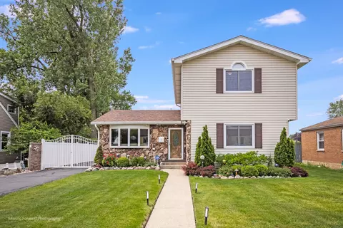 219 Country Club Dr, Northlake, IL 60164