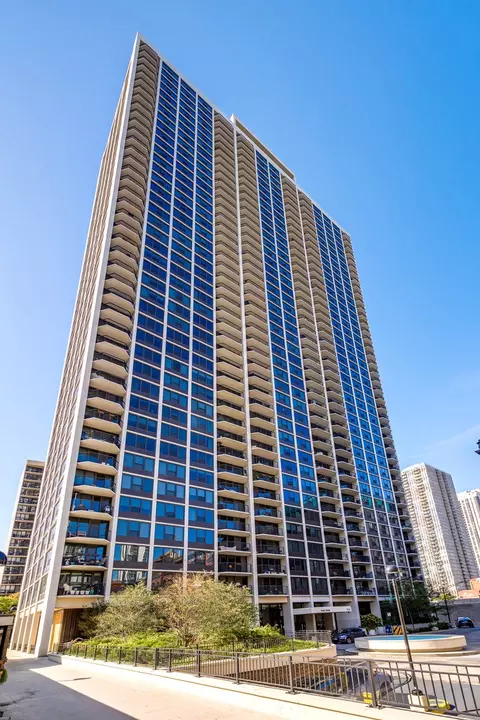 1560 N Sandburg Ter #2704, Chicago, IL 60610