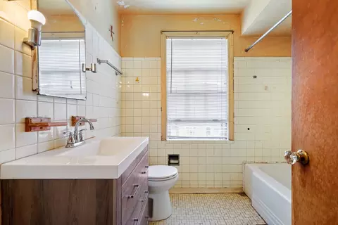 Bath - 1571 W 100th Pl, Chicago, IL 60643 photo 2 of 2