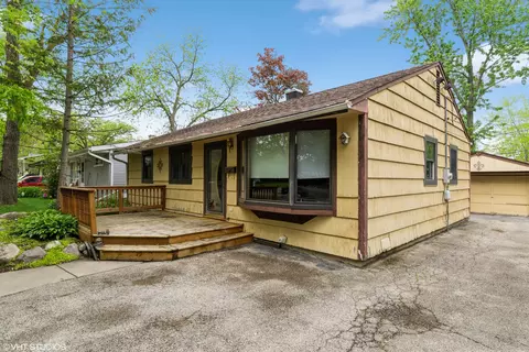 412 Midway Dr, Mundelein, IL 60060