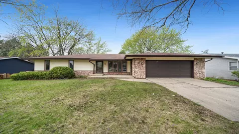 4474 Applewood Ln, Loves Park, IL 61111