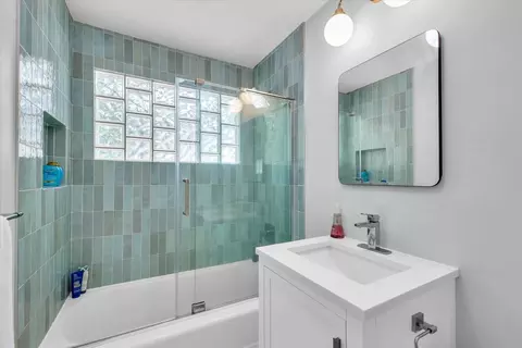 Bath - 1602 Normandy Dr, Champaign, IL 61821 photo 1 of 2