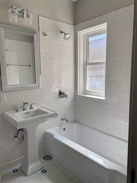 Bath - 806 Forest Ave #3, Evanston, IL 60202 photo 1 of 2
