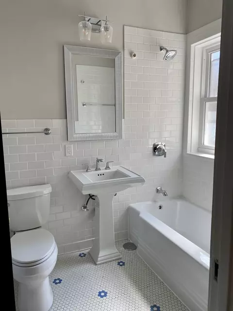 Bath - 806 Forest Ave #3, Evanston, IL 60202 photo 2 of 2