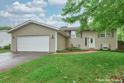 140 Shadowbrook Dr, Capron, IL 61012
