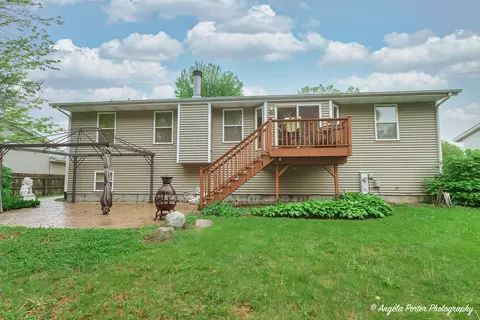 140 Shadowbrook Dr, Capron, IL 61012 photo 2