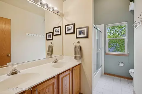 Bath - 2223 Barrett Dr, Algonquin, IL 60102 photo 2 of 4