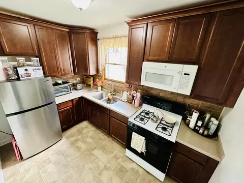 Kitchen - 558 Franklin Blvd, Elgin, IL 60120 photo 3 of 3