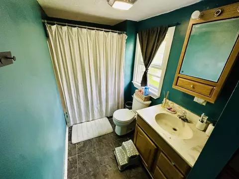 Bath - 558 Franklin Blvd, Elgin, IL 60120 photo 1 of 2