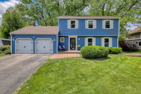 911 Woodland Hills Rd, Batavia, IL 60510