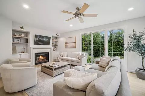 3880 Linneman St, Glenview, IL 60025 photo 9