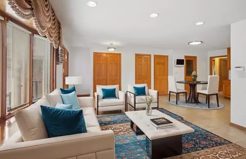 Living - 542 S Cherry St, Itasca, IL 60143 photo 4 of 8