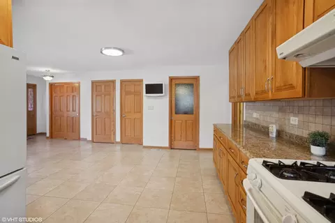 Kitchen - 542 S Cherry St, Itasca, IL 60143 photo 7 of 9