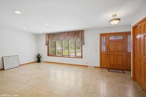 Living - 542 S Cherry St, Itasca, IL 60143 photo 1 of 8