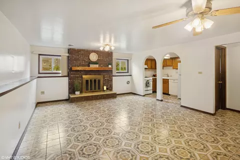 Living - 542 S Cherry St, Itasca, IL 60143 photo 7 of 8