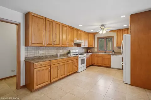 Kitchen - 542 S Cherry St, Itasca, IL 60143 photo 5 of 9