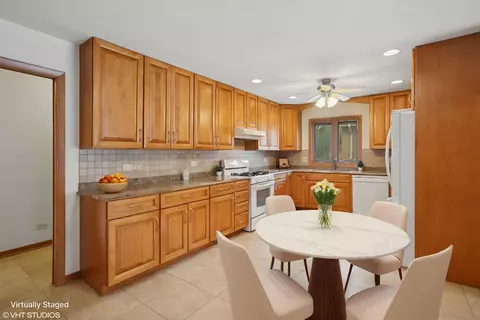 Kitchen - 542 S Cherry St, Itasca, IL 60143 photo 6 of 9