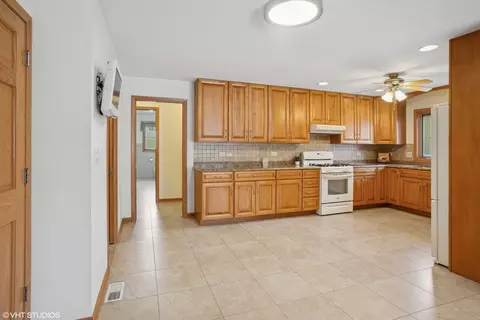 Kitchen - 542 S Cherry St, Itasca, IL 60143 photo 3 of 9