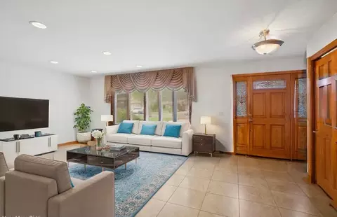 Living - 542 S Cherry St, Itasca, IL 60143 photo 2 of 8