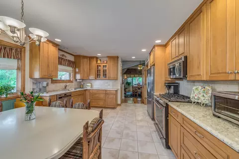 Kitchen - 365 S Elm St, Itasca, IL 60143 photo 3 of 4